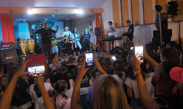 На ђачки концерт дошла Ју-група